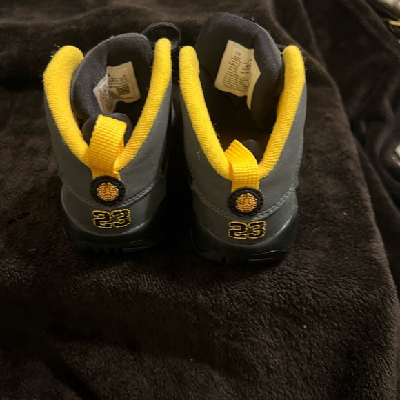 Jordan 9 Retro Charcoal University Gold toddlers 10c - Picture 2 of 5